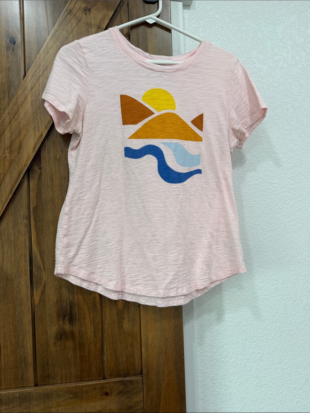 Old Navy Pink Graphic Short Sleeve Tee with Sun and Waves 100% cotton